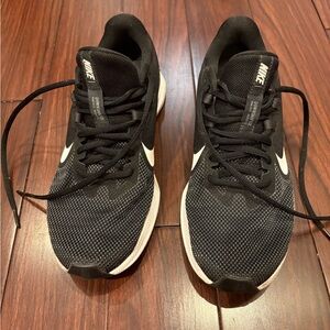 Women’s Nike Black and White Athletic Sneakers Size 8.5